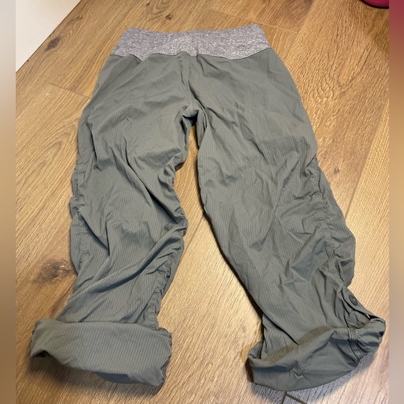 Ivivva Lululemon Girls Gray Elastic Waistband Pleated Live to Move Pants Size 8 - Picture 1 of 6